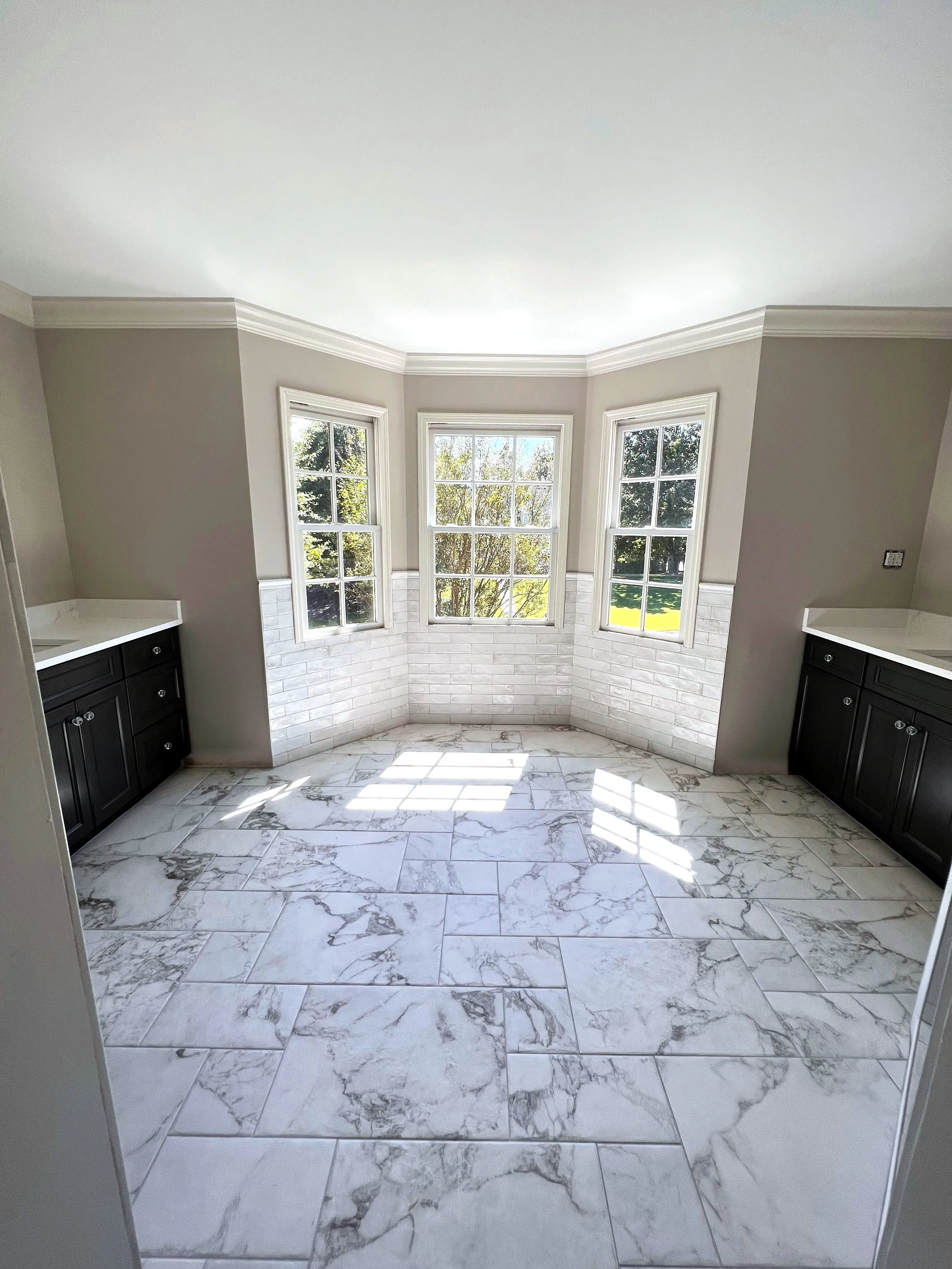 BRIANS-FLOORING-SERENISSIMA-MAGISTRA-PAONAZZETO-PORCELAIN-TILE-PRESTIGE-INDUSTRIAL-WHITE-WALL-TUB-SURROUND Flooring | Brian's Flooring & Design