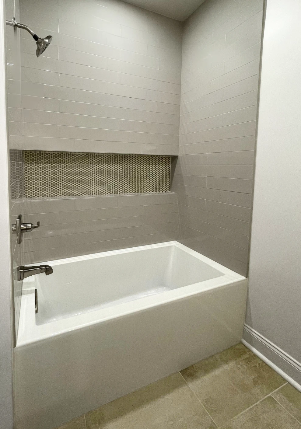 Tub shower surround with niche